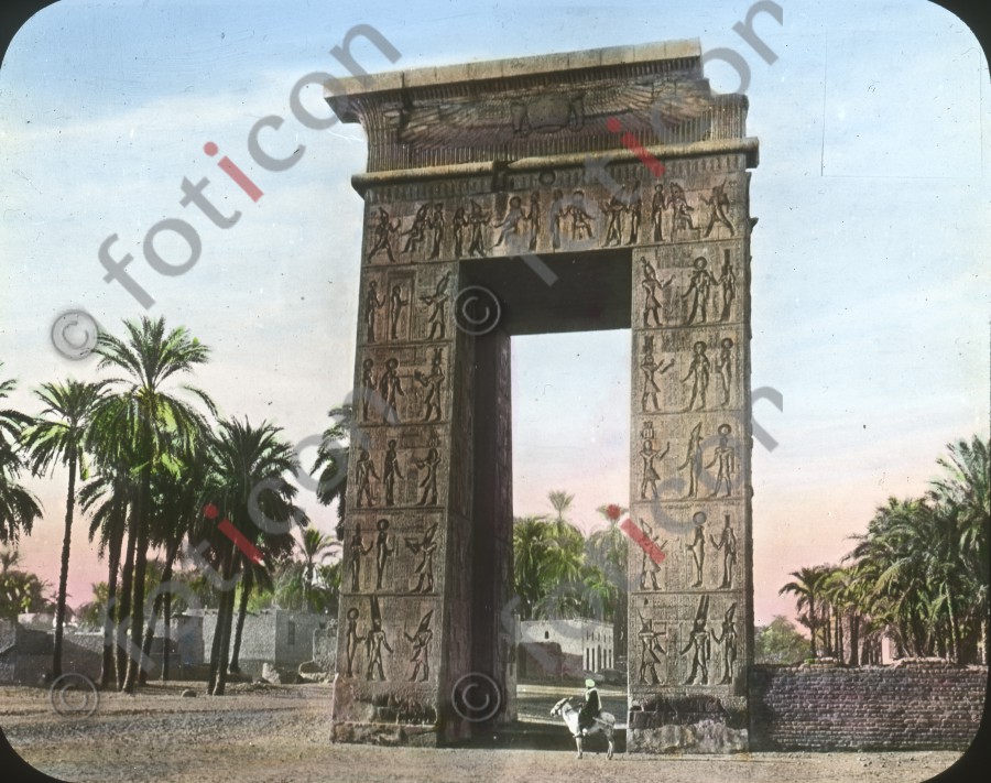 Pylon des Tempels | Pylon of the temple  (foticon-simon-008-046.jpg)